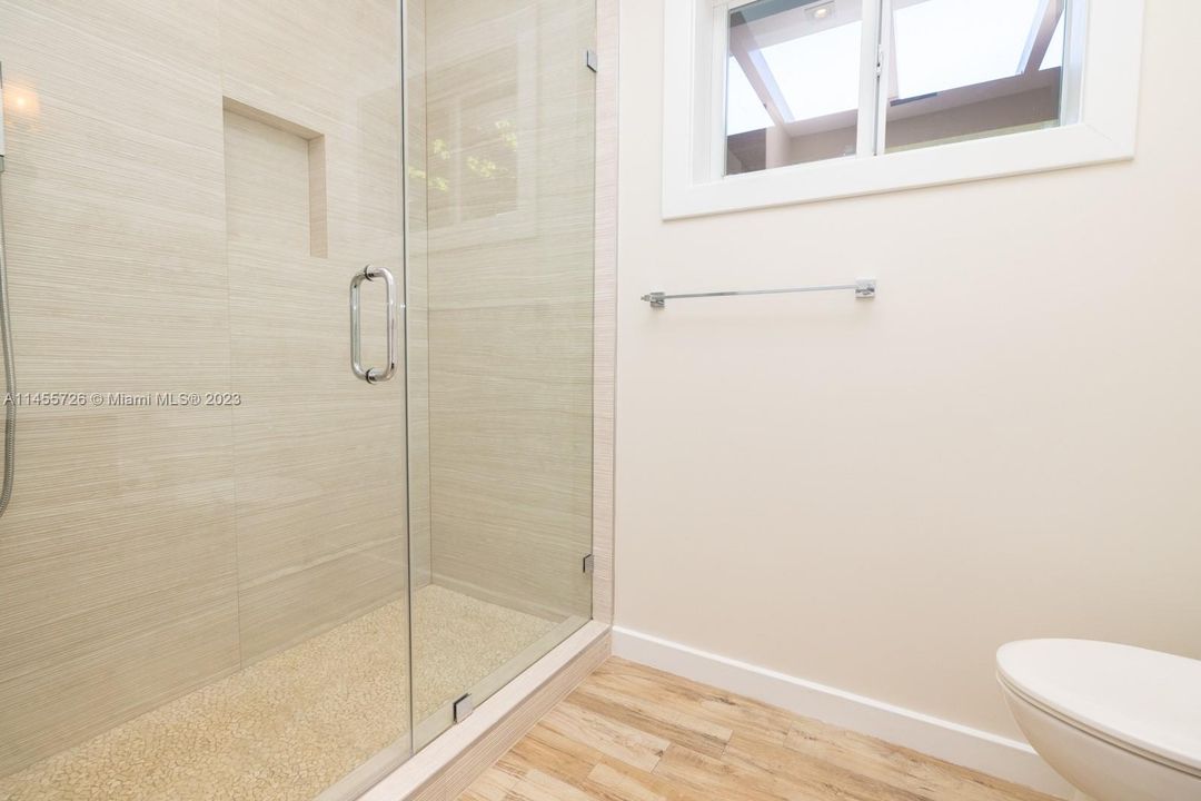 Recently Rented: $9,500 (3 beds, 2 baths, 1707 Square Feet)