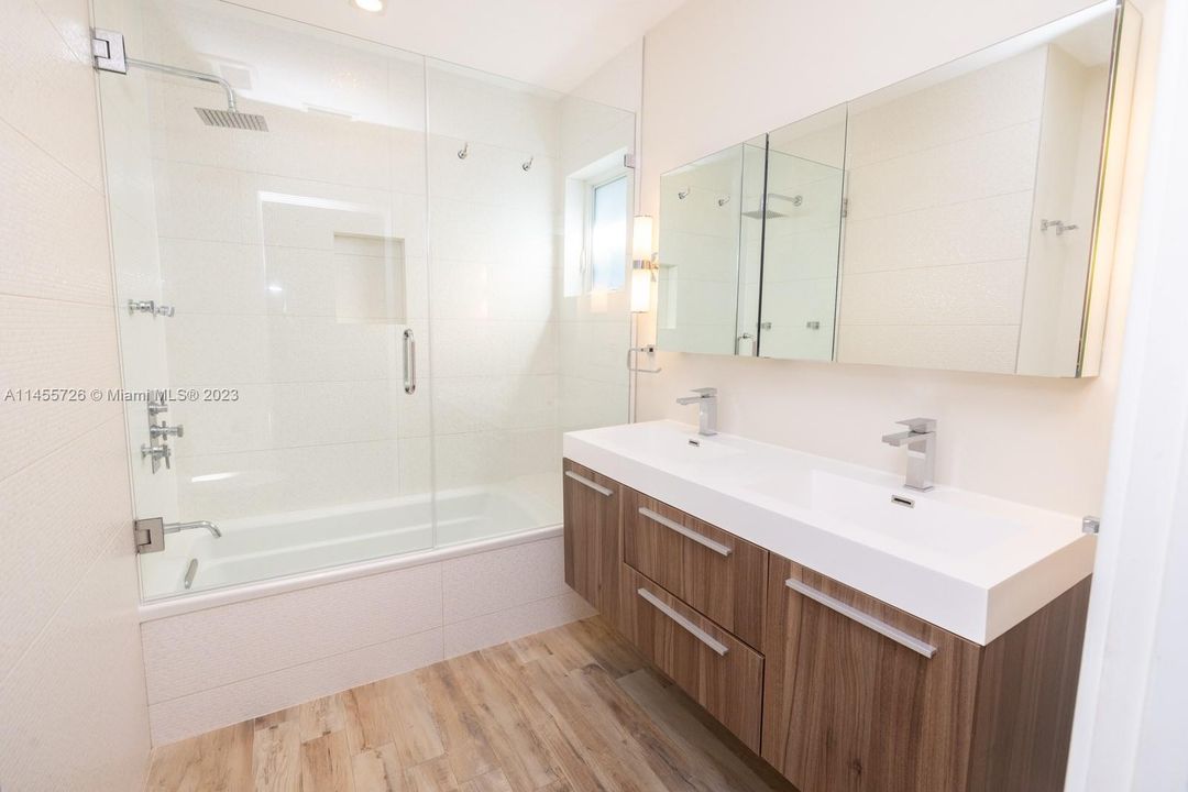 Recently Rented: $9,500 (3 beds, 2 baths, 1707 Square Feet)