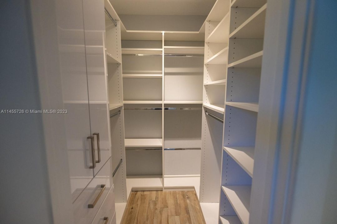 Recently Rented: $9,500 (3 beds, 2 baths, 1707 Square Feet)