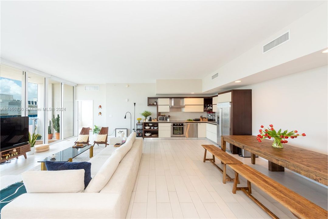 Vendido Recientemente: $1,395,000 (2 camas, 2 baños, 1585 Pies cuadrados)