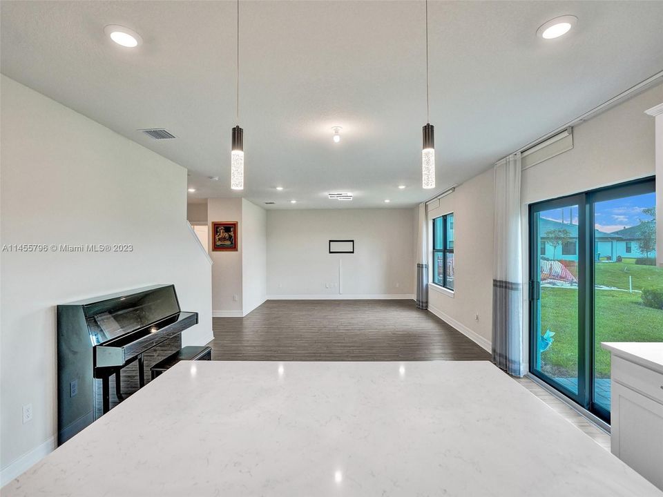 Недавно продано: $659,000 (5 спален, 2 ванн, 2832 Квадратных фут)