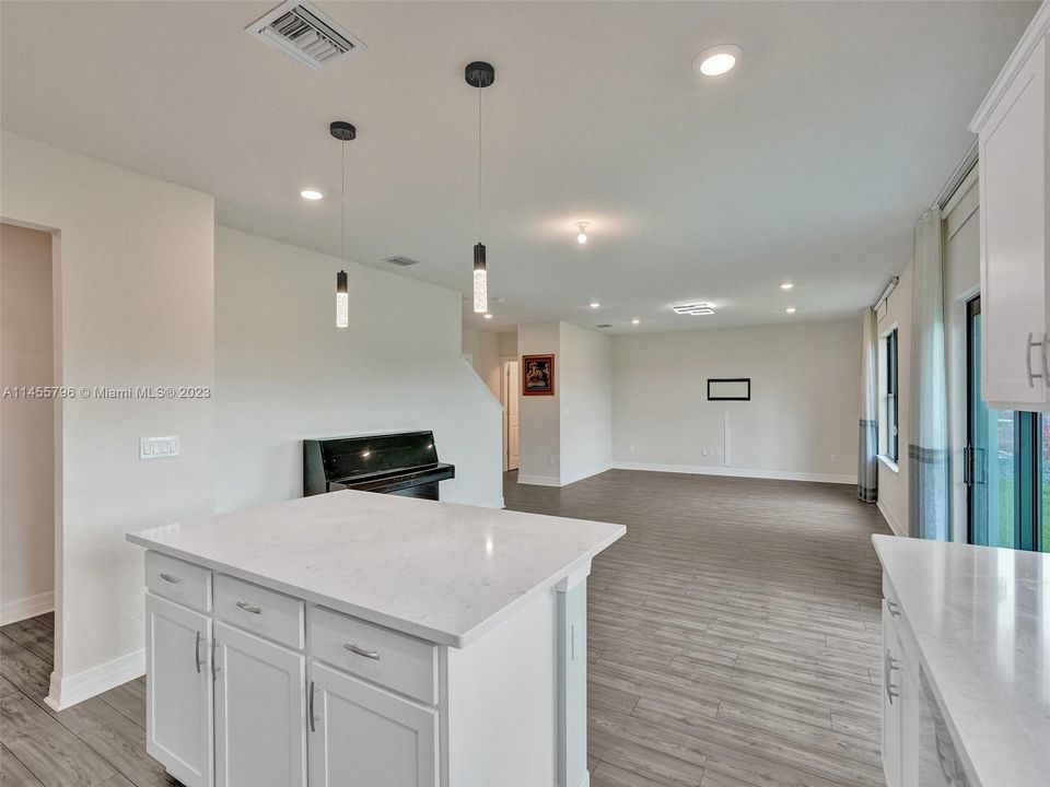 Недавно продано: $659,000 (5 спален, 2 ванн, 2832 Квадратных фут)