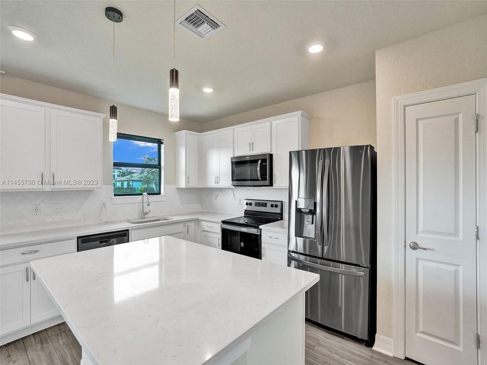 Недавно продано: $659,000 (5 спален, 2 ванн, 2832 Квадратных фут)