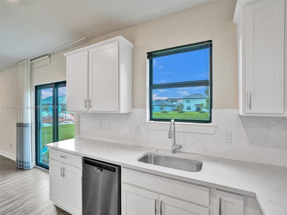 Недавно продано: $659,000 (5 спален, 2 ванн, 2832 Квадратных фут)