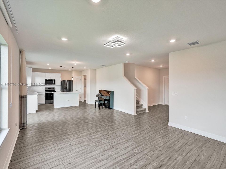 Недавно продано: $659,000 (5 спален, 2 ванн, 2832 Квадратных фут)