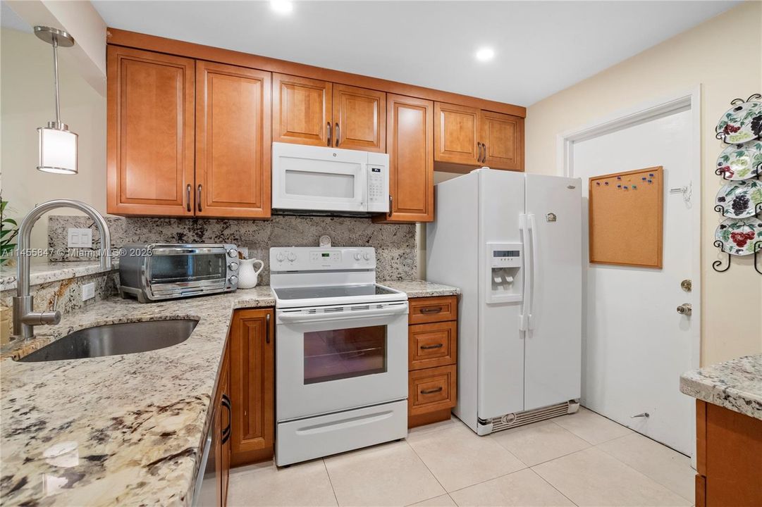 Recently Sold: $175,000 (1 beds, 1 baths, 775 Square Feet)