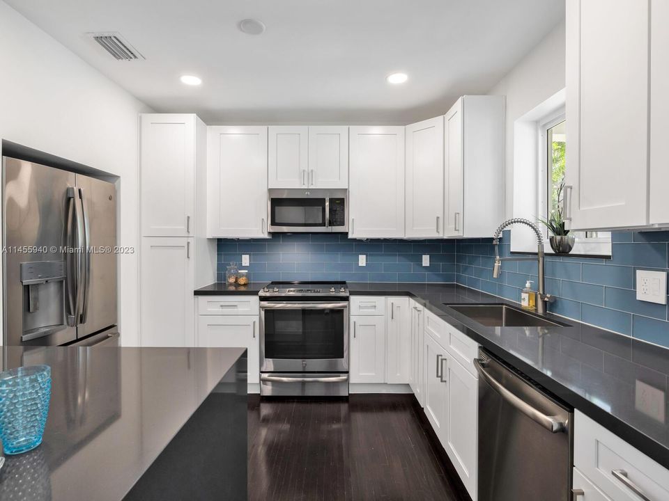 Недавно продано: $969,000 (2 спален, 2 ванн, 1556 Квадратных фут)