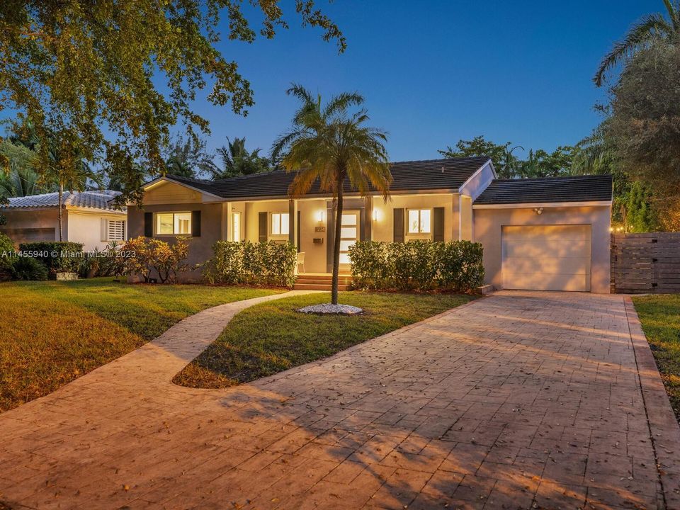 Недавно продано: $969,000 (2 спален, 2 ванн, 1556 Квадратных фут)