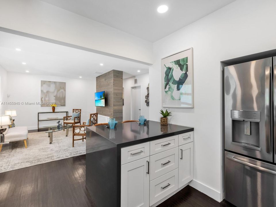 Недавно продано: $969,000 (2 спален, 2 ванн, 1556 Квадратных фут)