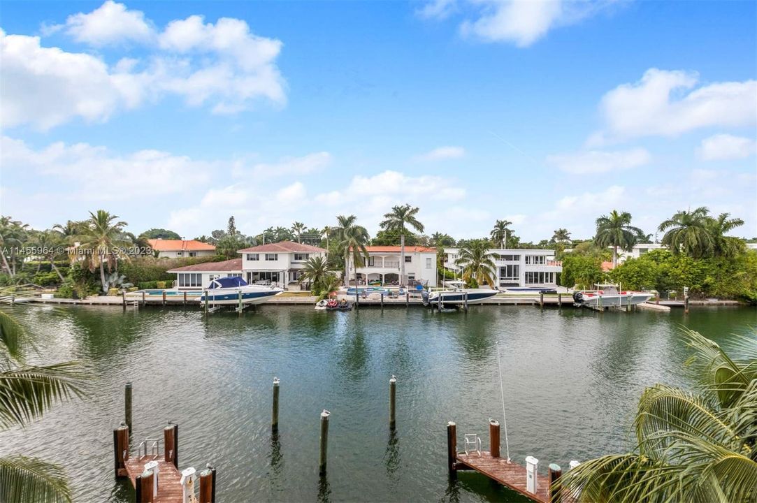 Vendido Recientemente: $2,250,000 (3 camas, 3 baños, 2556 Pies cuadrados)