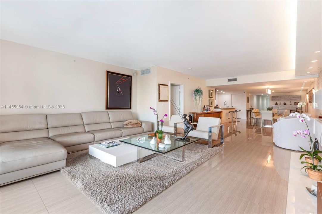 Vendido Recientemente: $2,250,000 (3 camas, 3 baños, 2556 Pies cuadrados)