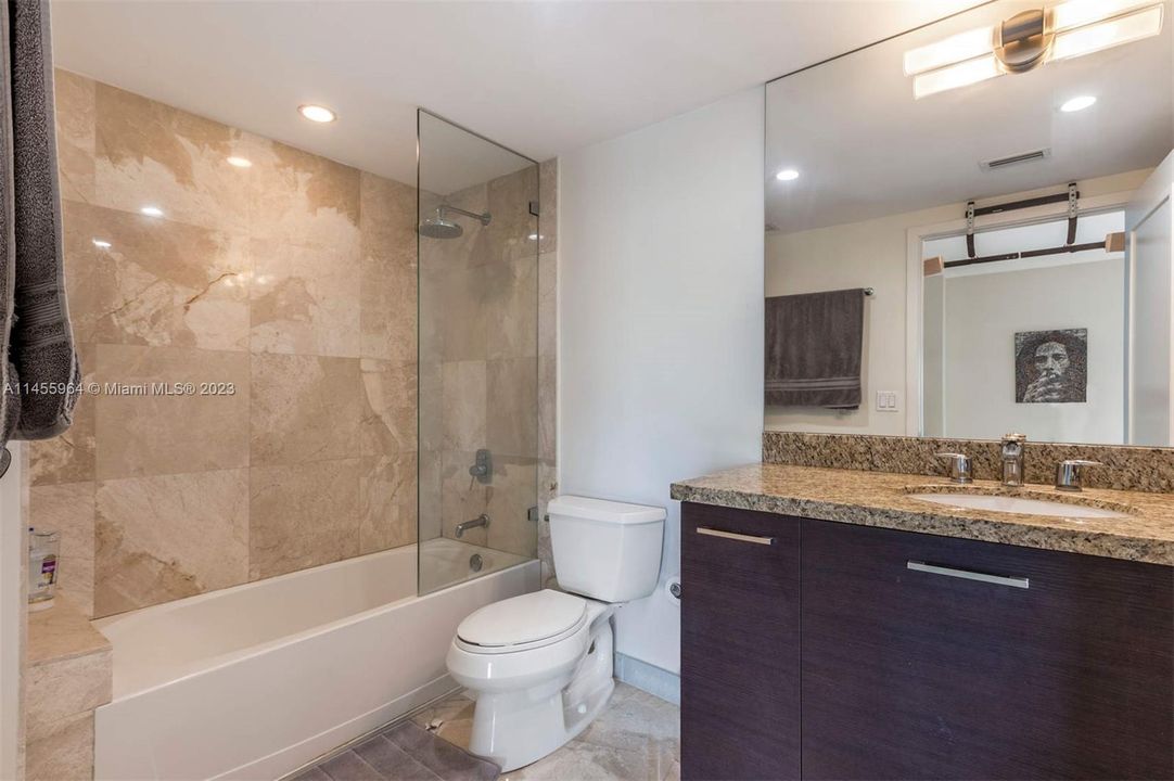 Vendido Recientemente: $2,250,000 (3 camas, 3 baños, 2556 Pies cuadrados)