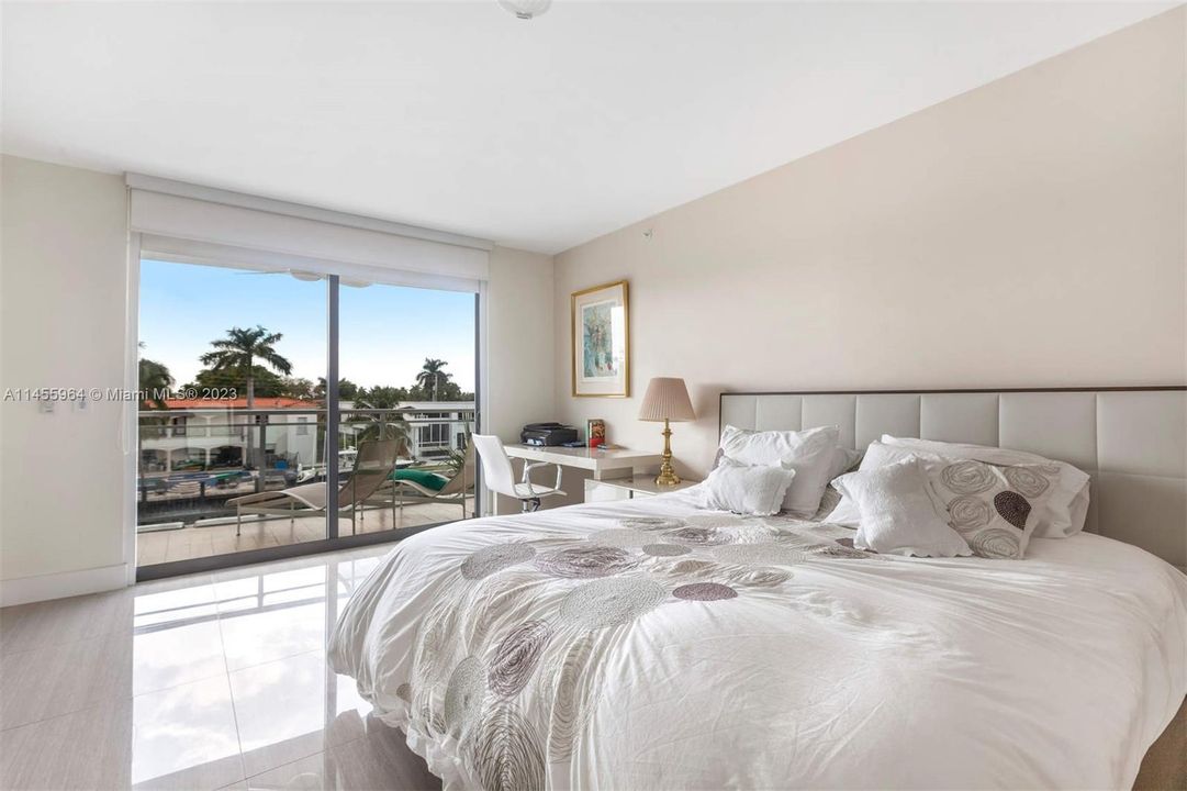 Vendido Recientemente: $2,250,000 (3 camas, 3 baños, 2556 Pies cuadrados)