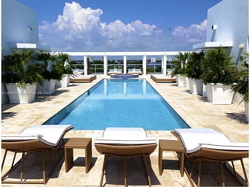 Vendido Recientemente: $2,250,000 (3 camas, 3 baños, 2556 Pies cuadrados)