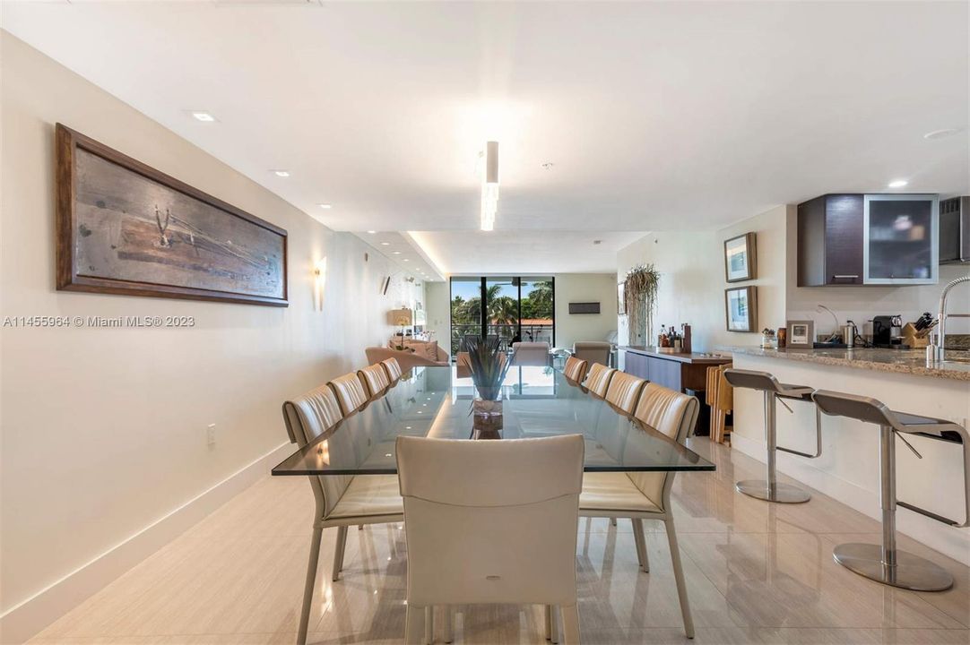 Vendido Recientemente: $2,250,000 (3 camas, 3 baños, 2556 Pies cuadrados)