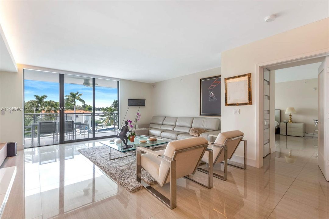 Vendido Recientemente: $2,250,000 (3 camas, 3 baños, 2556 Pies cuadrados)