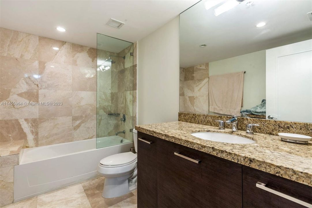 Vendido Recientemente: $2,250,000 (3 camas, 3 baños, 2556 Pies cuadrados)