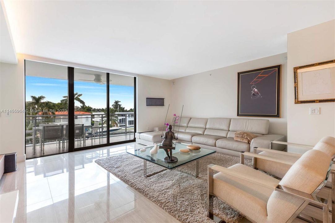 Vendido Recientemente: $2,250,000 (3 camas, 3 baños, 2556 Pies cuadrados)