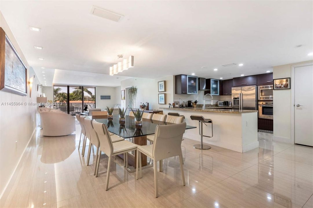 Vendido Recientemente: $2,250,000 (3 camas, 3 baños, 2556 Pies cuadrados)