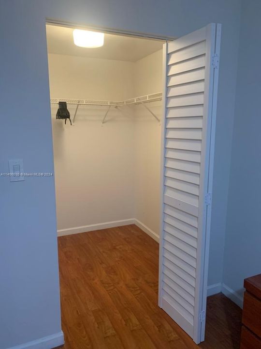 For Sale: $340,000 (1 beds, 1 baths, 640 Square Feet)