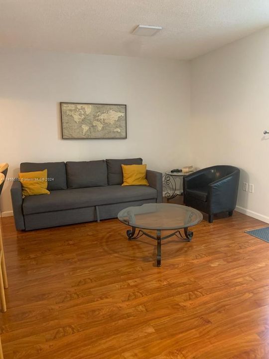 For Sale: $340,000 (1 beds, 1 baths, 640 Square Feet)