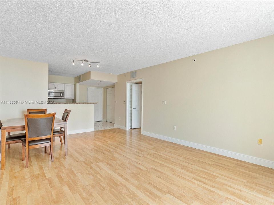 Недавно продано: $459,000 (1 спален, 1 ванн, 760 Квадратных фут)