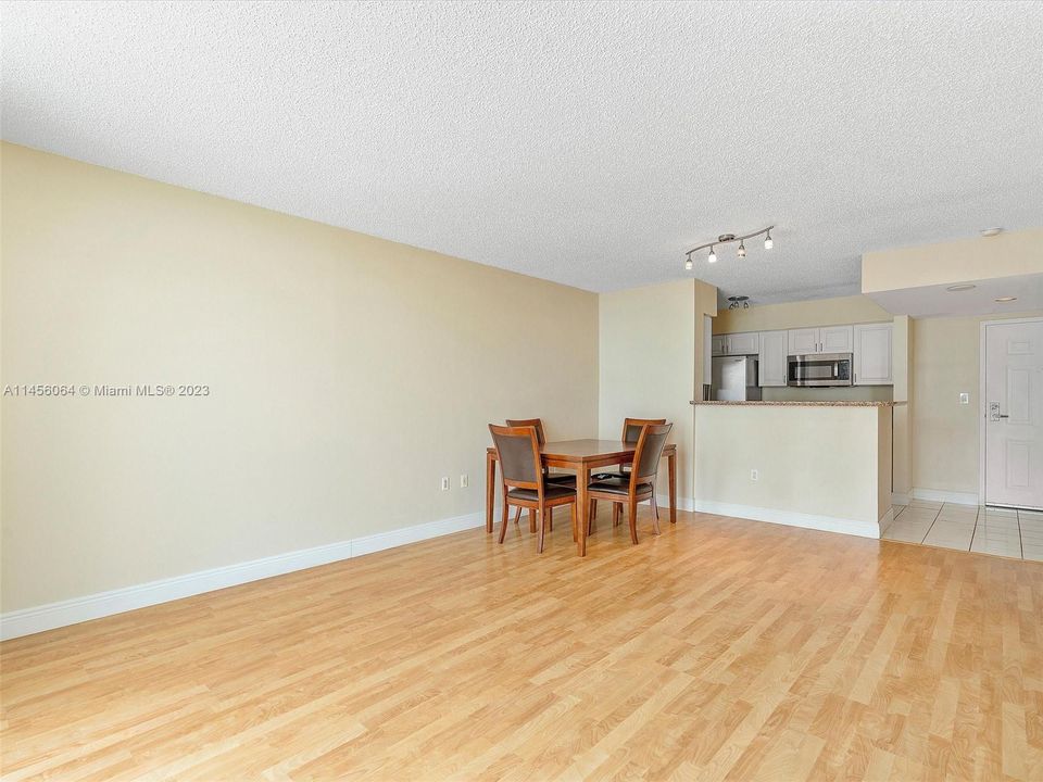 Недавно продано: $459,000 (1 спален, 1 ванн, 760 Квадратных фут)