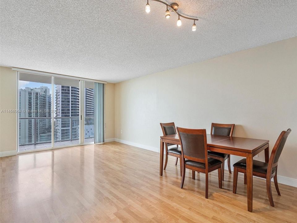 Недавно продано: $459,000 (1 спален, 1 ванн, 760 Квадратных фут)