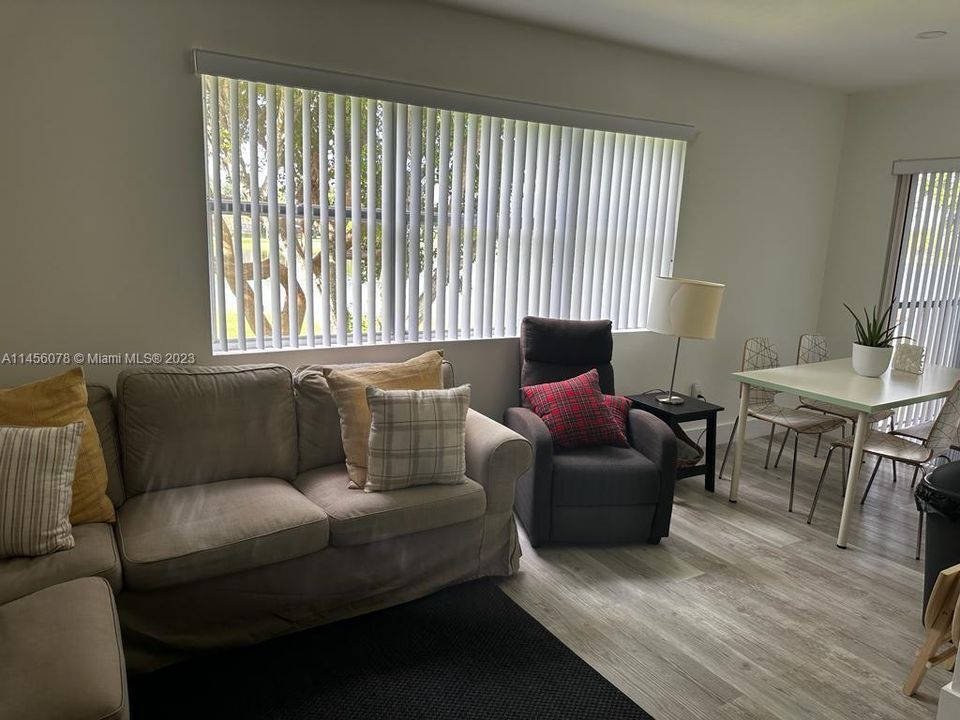 Recently Sold: $320,000 (2 beds, 1 baths, 1019 Square Feet)