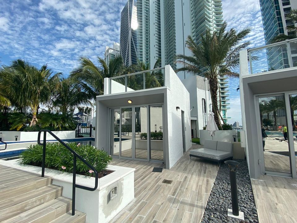 Recently Rented: $3,400 (1 beds, 1 baths, 630 Square Feet)