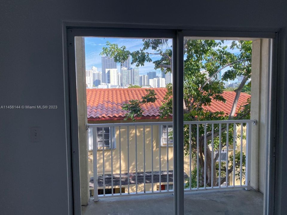 Recently Rented: $3,400 (1 beds, 1 baths, 630 Square Feet)