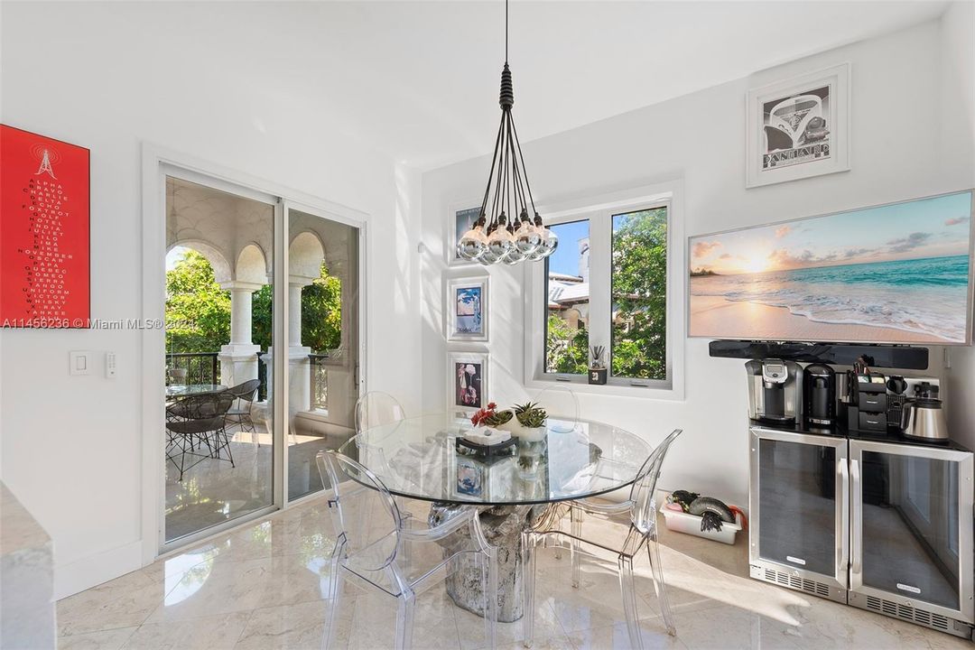 Недавно продано: $4,850,000 (3 спален, 3 ванн, 2744 Квадратных фут)