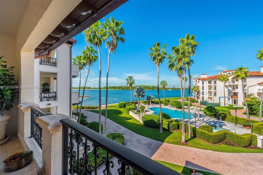 Недавно продано: $4,850,000 (3 спален, 3 ванн, 2744 Квадратных фут)