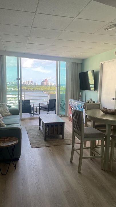 Недавно продано: $259,000 (1 спален, 1 ванн, 585 Квадратных фут)