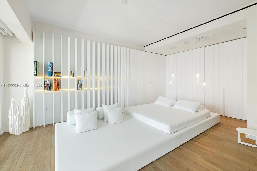 Recently Sold: $4,995,000 (2 beds, 2 baths, 1450 Square Feet)