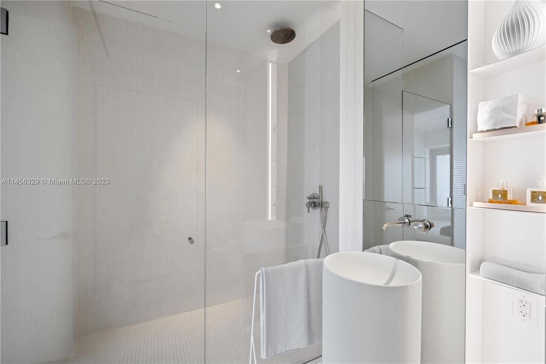 Recently Sold: $4,995,000 (2 beds, 2 baths, 1450 Square Feet)