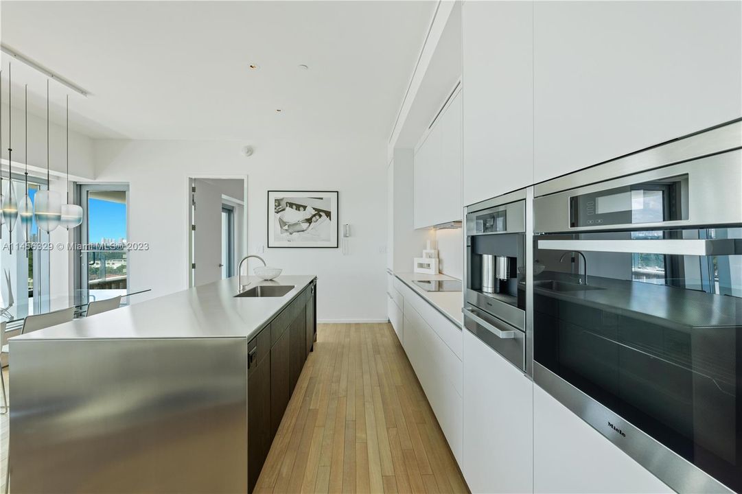 Recently Sold: $4,995,000 (2 beds, 2 baths, 1450 Square Feet)