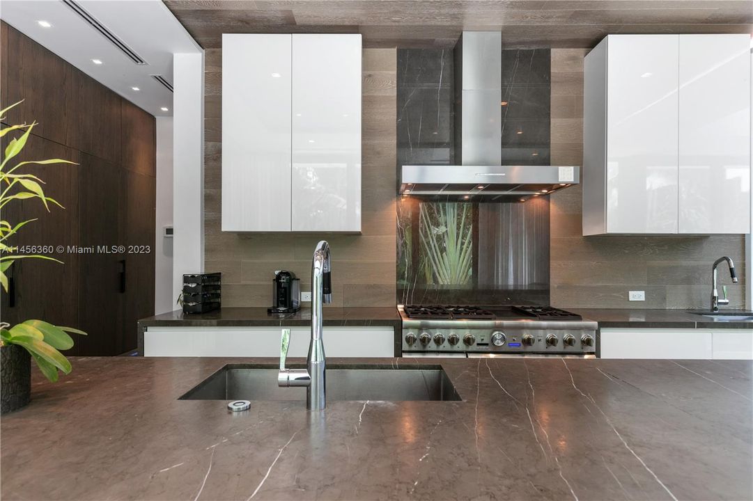 Недавно продано: $10,900,000 (6 спален, 6 ванн, 4441 Квадратных фут)