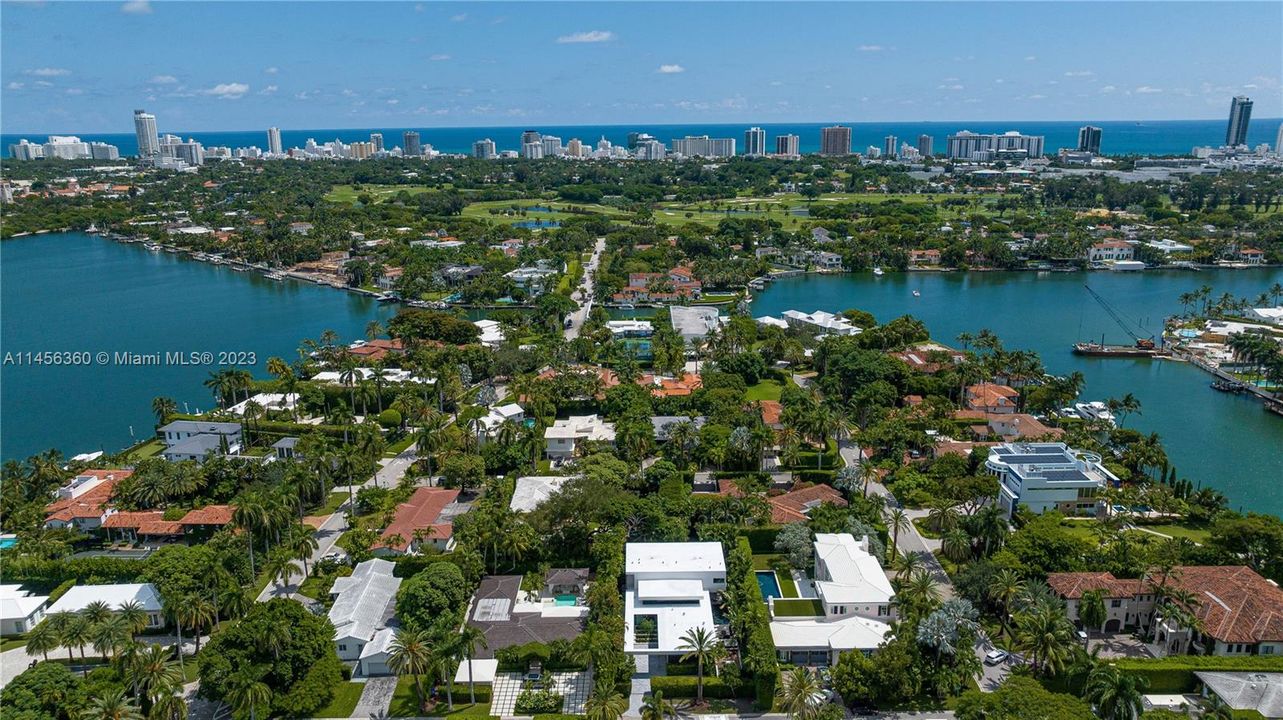 Недавно продано: $10,900,000 (6 спален, 6 ванн, 4441 Квадратных фут)