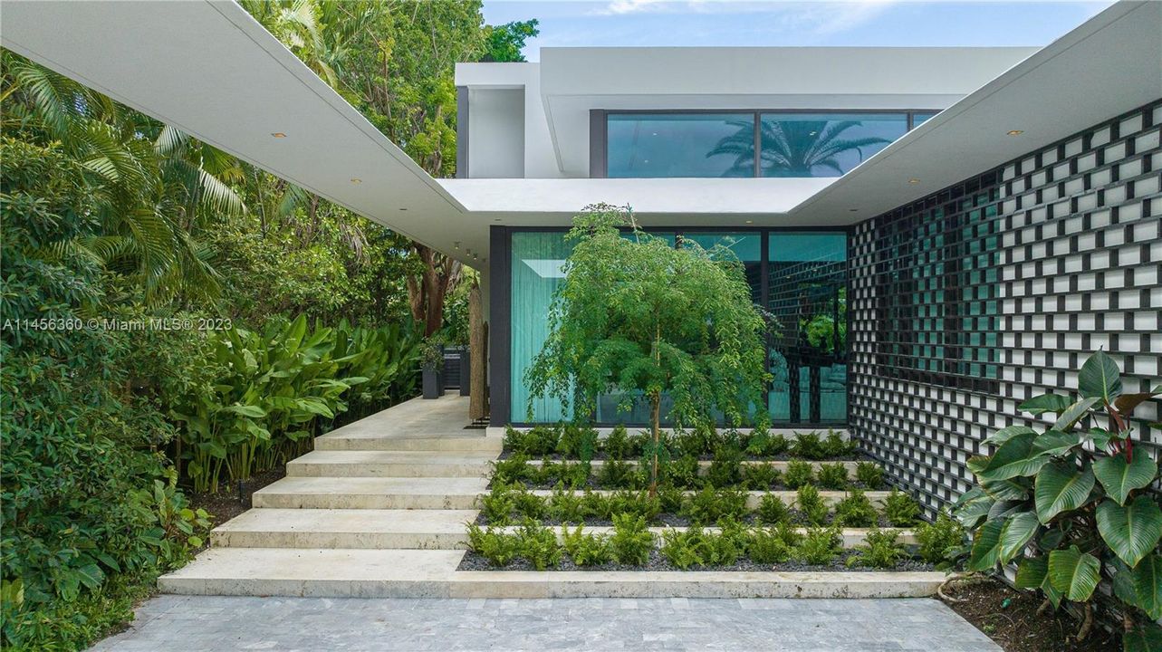 Недавно продано: $10,900,000 (6 спален, 6 ванн, 4441 Квадратных фут)