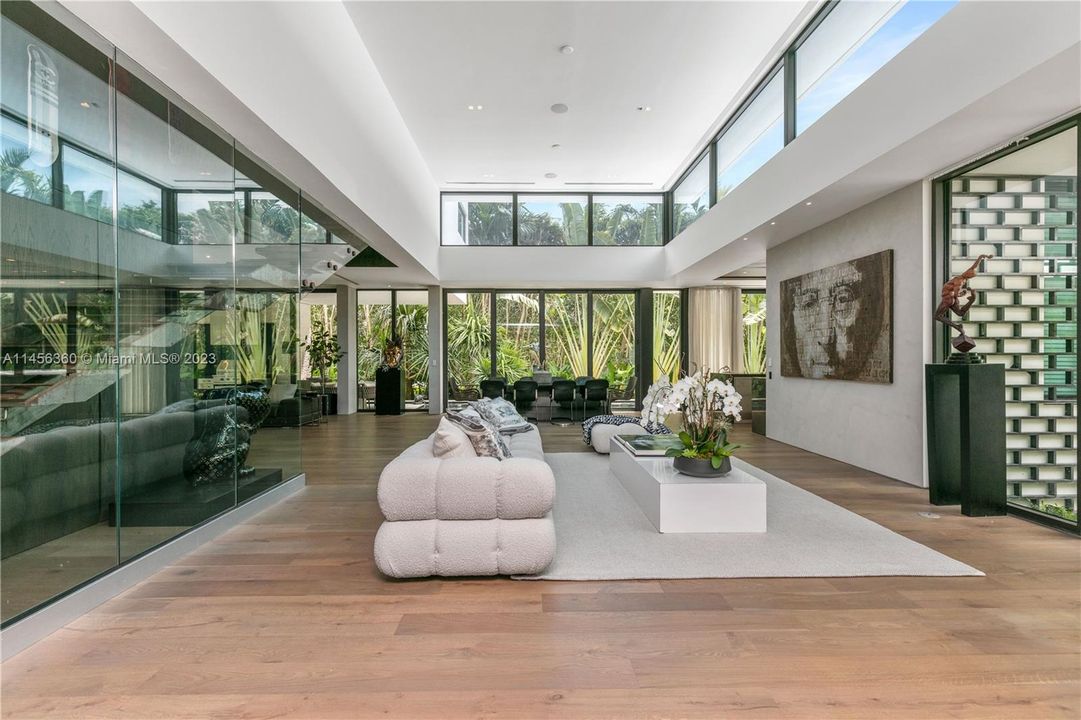 Недавно продано: $10,900,000 (6 спален, 6 ванн, 4441 Квадратных фут)