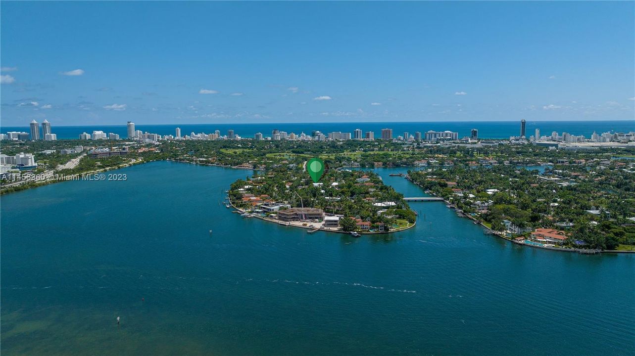 Недавно продано: $10,900,000 (6 спален, 6 ванн, 4441 Квадратных фут)