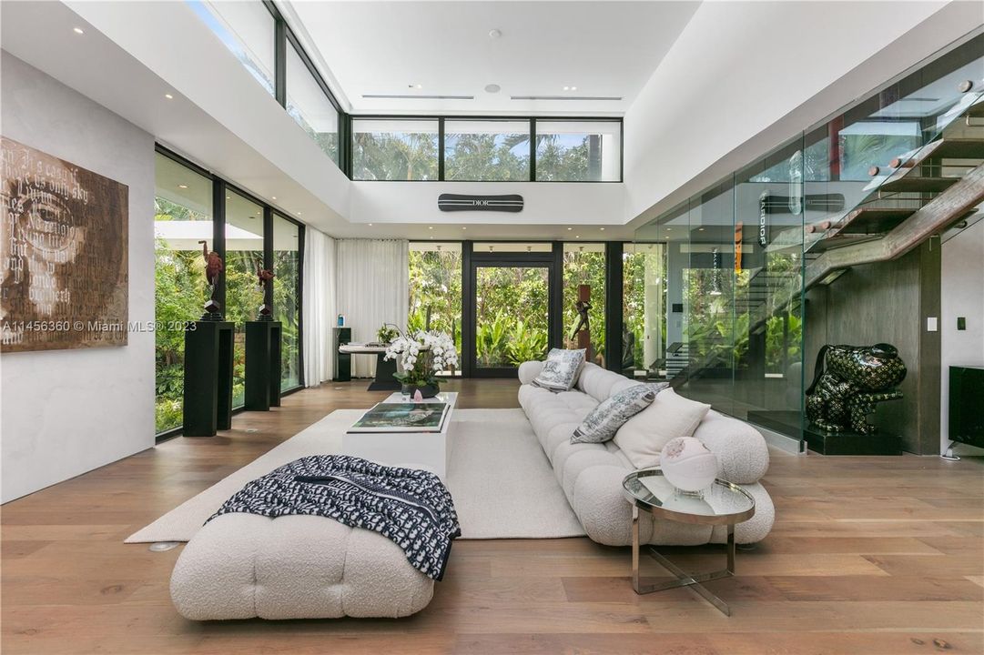 Недавно продано: $10,900,000 (6 спален, 6 ванн, 4441 Квадратных фут)