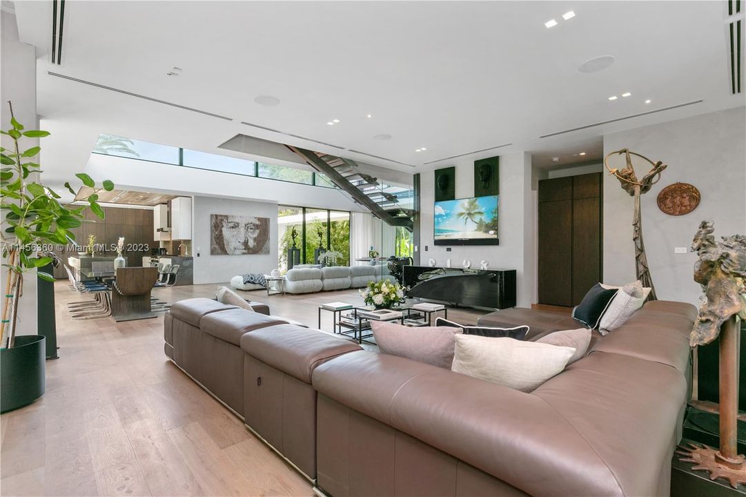 Недавно продано: $10,900,000 (6 спален, 6 ванн, 4441 Квадратных фут)