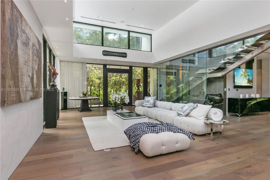 Недавно продано: $10,900,000 (6 спален, 6 ванн, 4441 Квадратных фут)