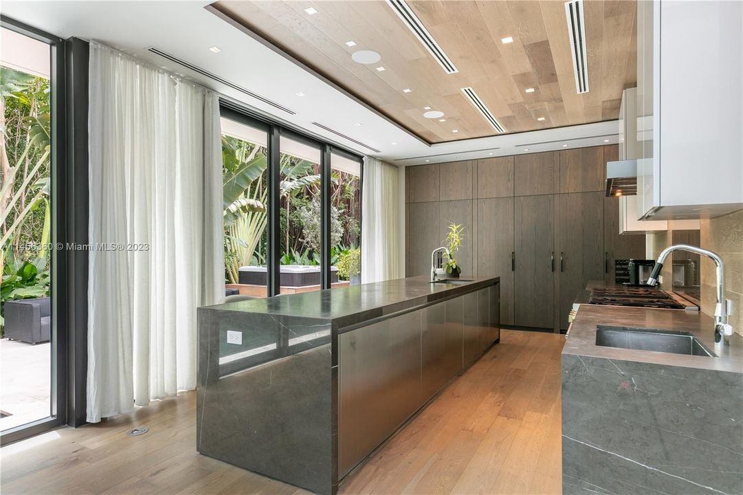 Недавно продано: $10,900,000 (6 спален, 6 ванн, 4441 Квадратных фут)