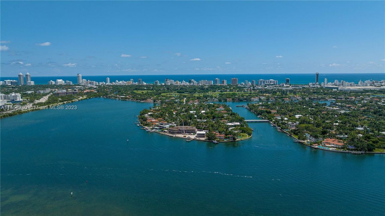 Недавно продано: $10,900,000 (6 спален, 6 ванн, 4441 Квадратных фут)