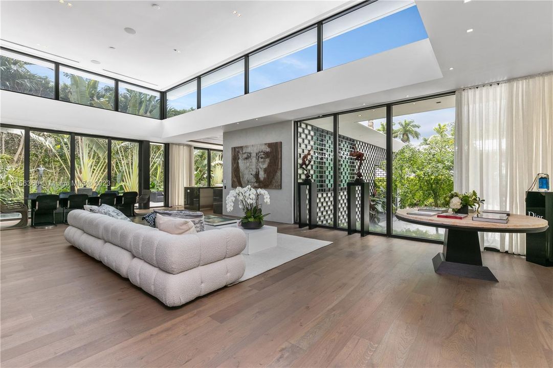 Недавно продано: $10,900,000 (6 спален, 6 ванн, 4441 Квадратных фут)