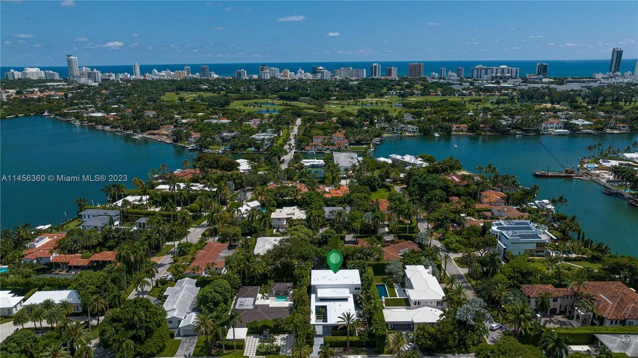 Недавно продано: $10,900,000 (6 спален, 6 ванн, 4441 Квадратных фут)