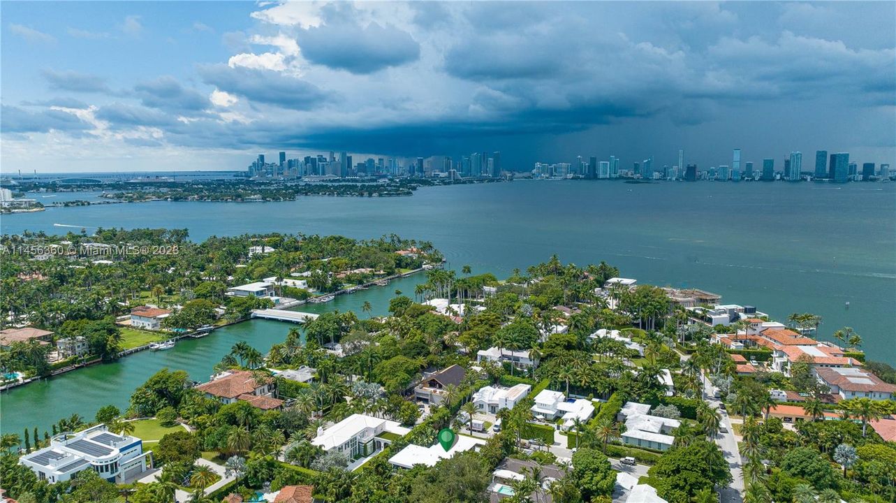 Недавно продано: $10,900,000 (6 спален, 6 ванн, 4441 Квадратных фут)